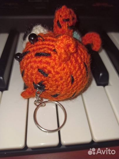 Брелок тигр, игрушка вязанная новая