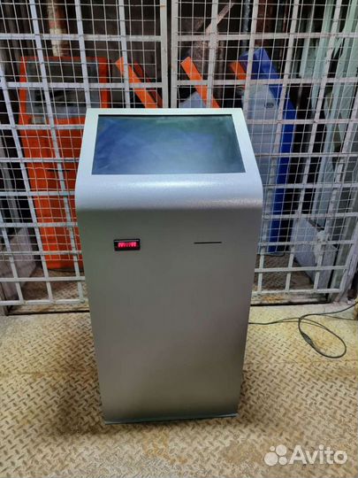 Электронный кассир с приемом наличных 22 дюйма