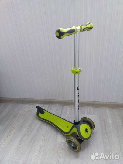 Самокат globber + круги для плавания