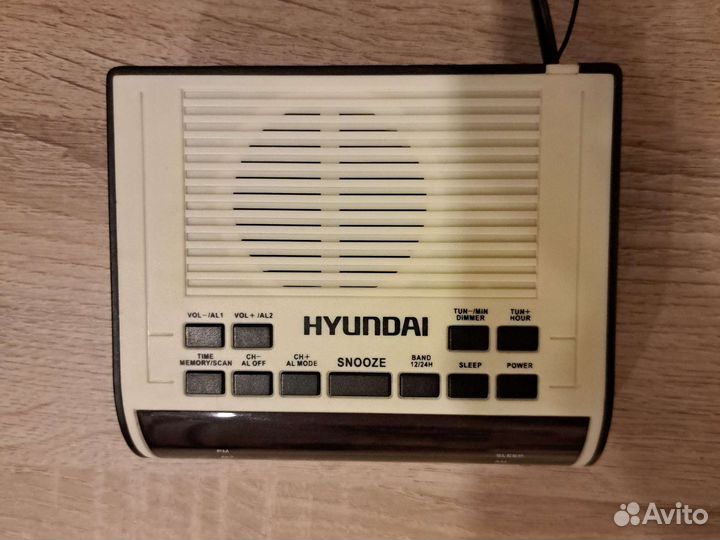 Радиоприемник с часами Hyundai