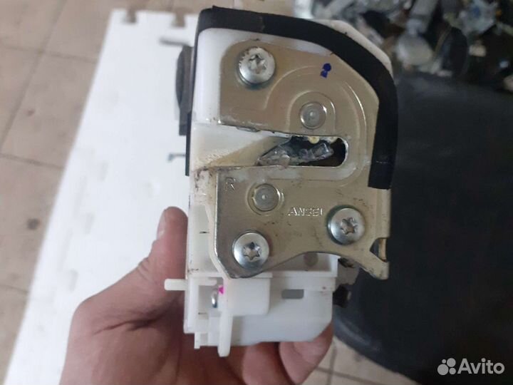 Замок двери задний правый Mitsubishi ASX