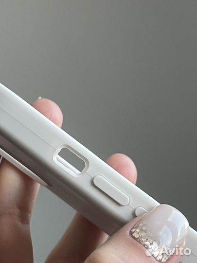 Белый чехол на iPhone 13