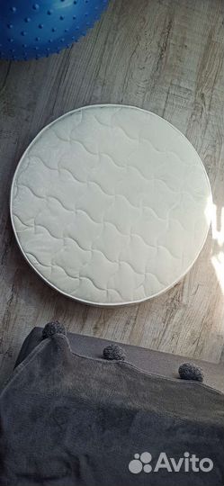 Круглый матрас в детскую кроватку новый