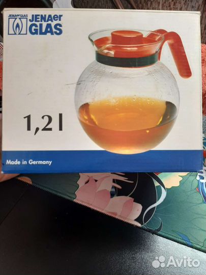 Стеклянный графин и две кружки