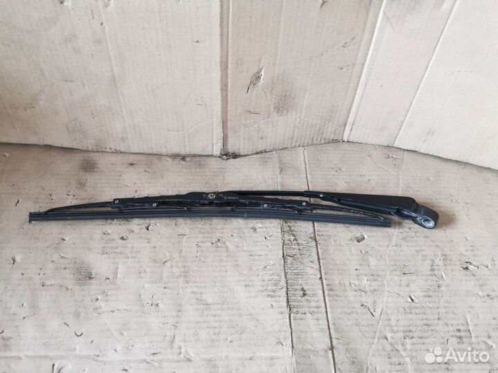 Поводок с щеткой заднего дворника на Mercedes W124