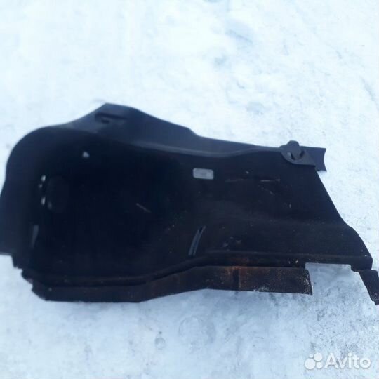 Обшивка багажника задняя левая Toyota Avensis
