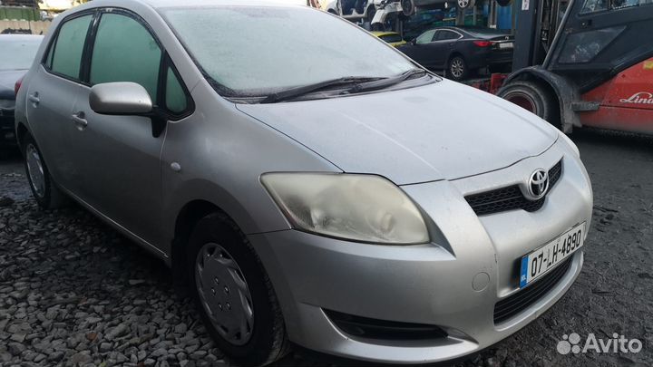 Бампер задний toyota auris E150