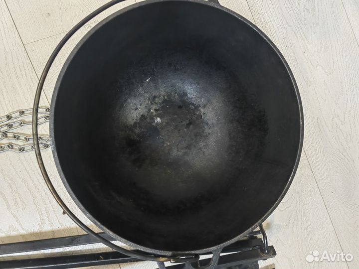 Казан чугунный с треногой