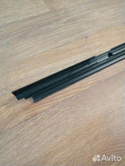 Молдинг стекла внутренний передний левый