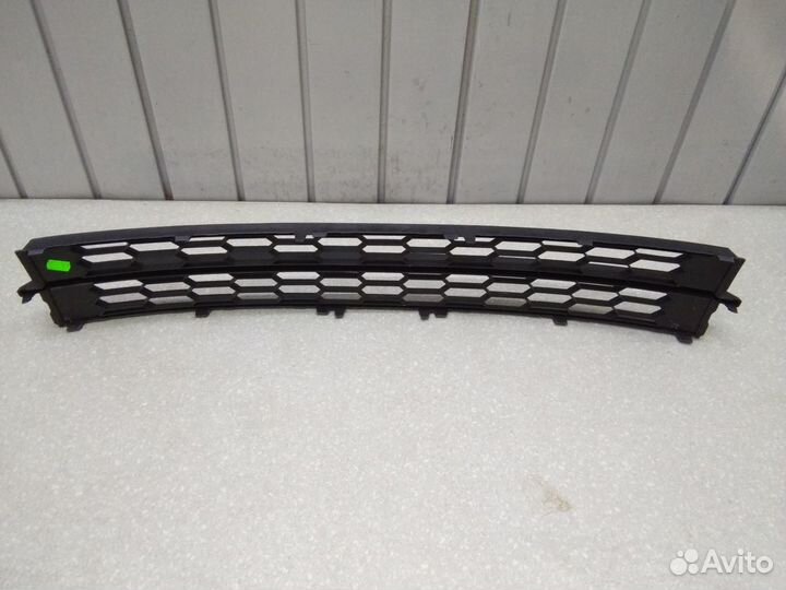 Решетка в бампер центральная Skoda Rapid 2013-2020