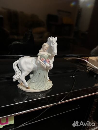 Статуэтка фарфор