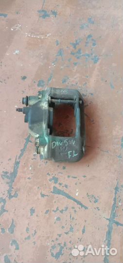 Передний левый тормозной суппорт