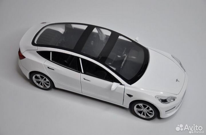 Модель автомобиля Tesla Model 3