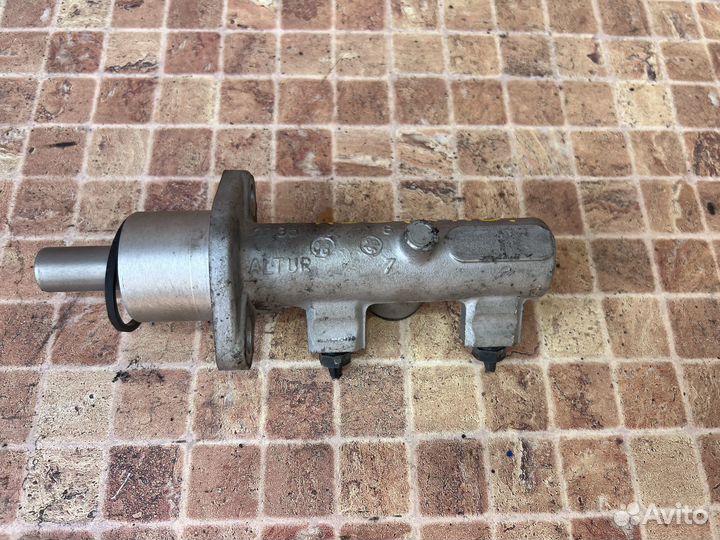 Главный тормозной цилиндр на Audi A6 C4