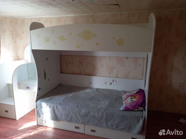 Кровать двухьярусная