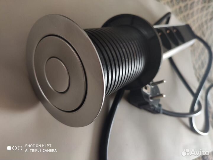 Розетка встраиваемая и выдвижная в стол