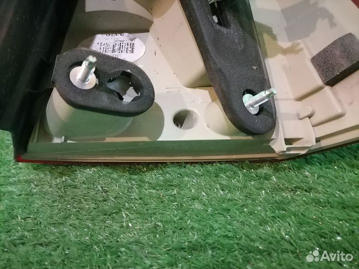 Фонарь (стоп сигнал) левый 30698983 Volvo V70 BW б