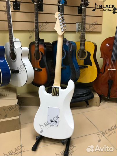 Электрогитара белая. Новая