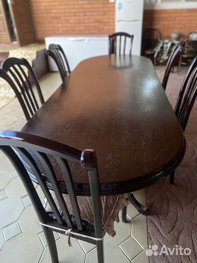 Стол и стулья