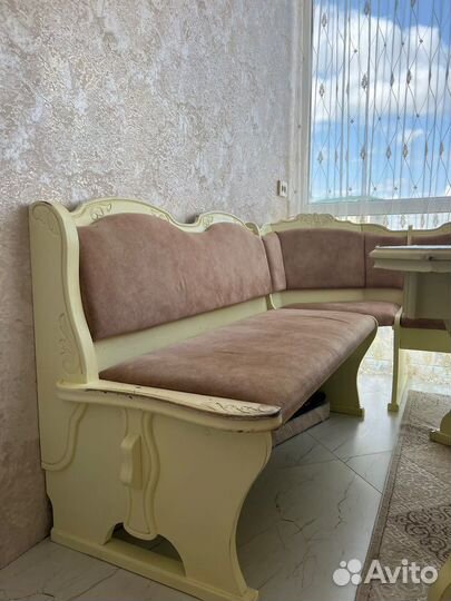 Угловой диван и стол кухня