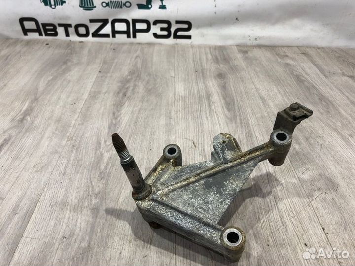 Кронштейн кпп Renault Symbol K7J 2006