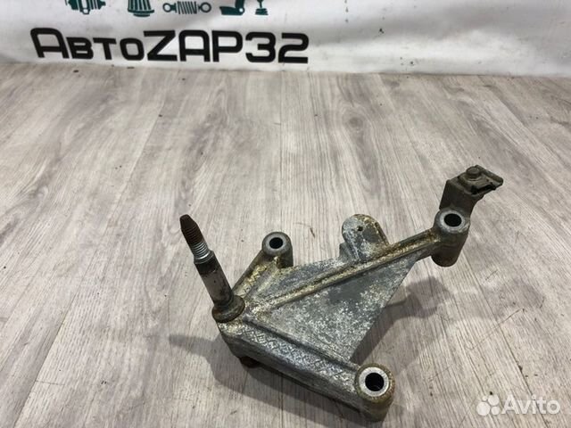 Кронштейн кпп Renault Symbol K7J 2006