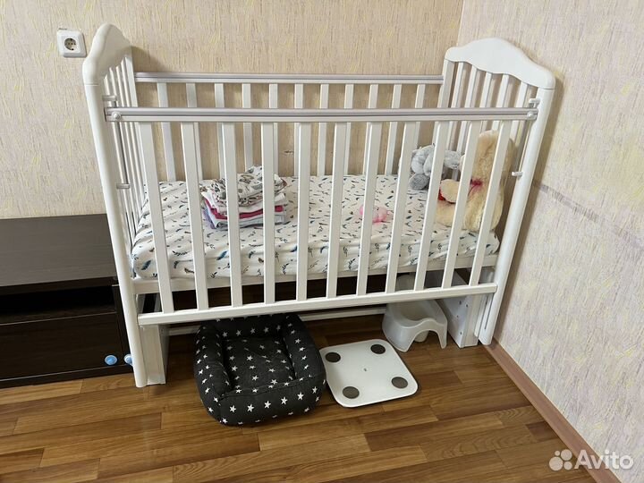 Детская кроватка с маятником