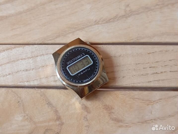 Часы женские Электроника 5-203 желтые золотые