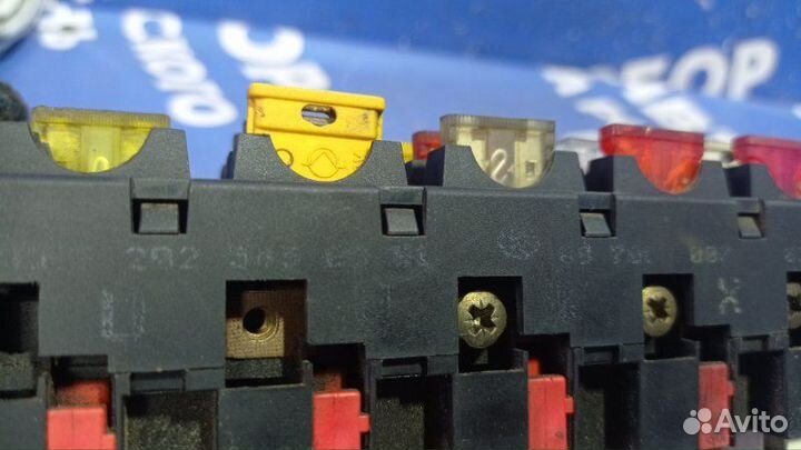 Блок предохранителей под капот Mercedes-Benz W202