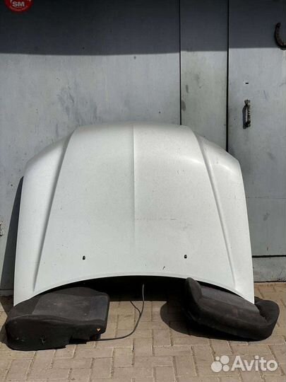 Капот на Mitsubishi Airtrek