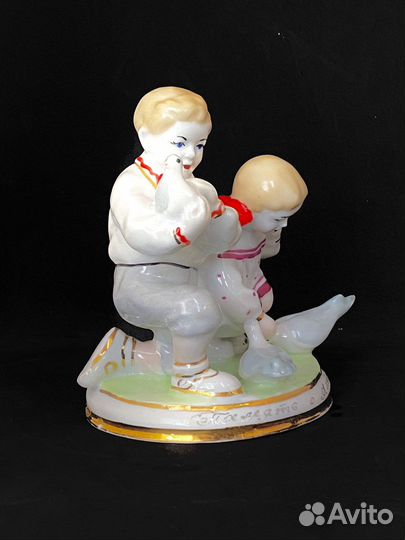 Статуэтка Дети кормят голубей