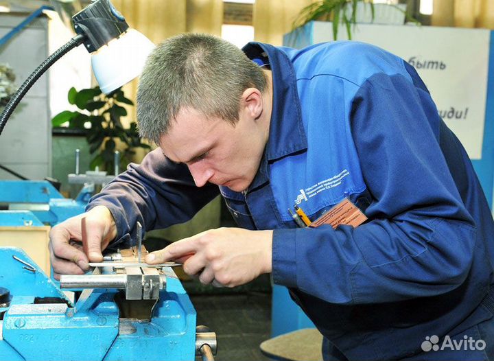 Техник/Слесарь сборщик/Плотник/Маляр по дереву