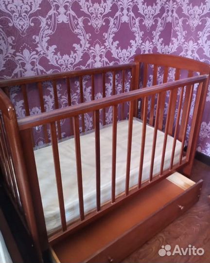 Детская кровать с матрасом и шкафчиком