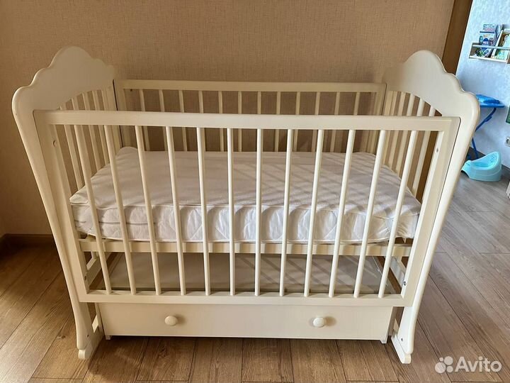 Детская кроватка с маятником