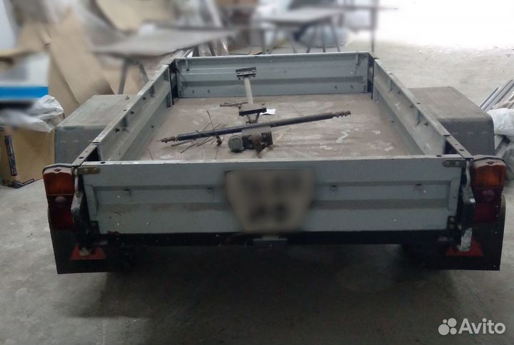 Автомобильный прицеп легковой