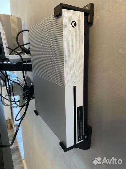 Xbox One s + 2 геймпада