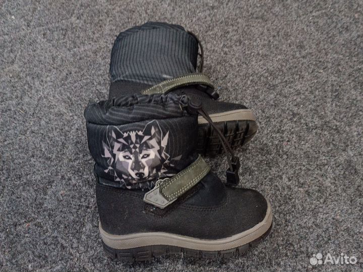 Зимний комбинезон и две пары обуви