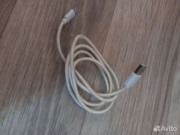 Зарядка и провод на iPhone