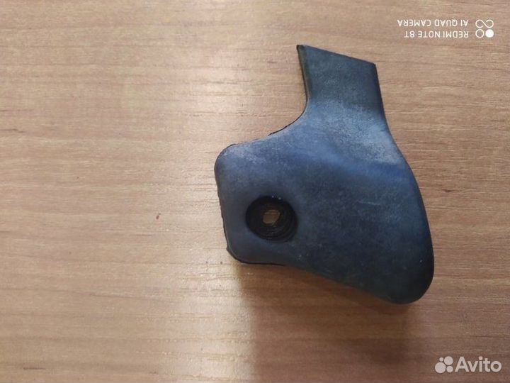 Отбойник капота правый Volkswagen Passat B5 седан