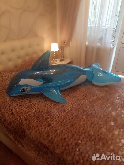 Надувной дельфин