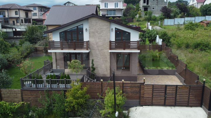 Дом 180 м² на участке 4 сот.