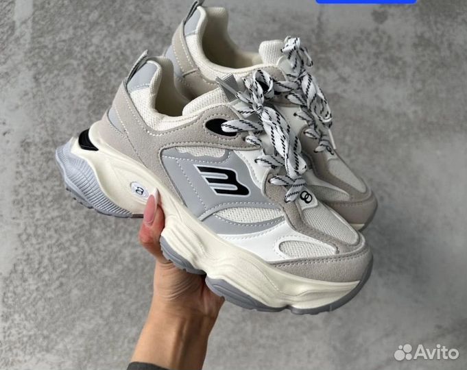 Кроссовки женские