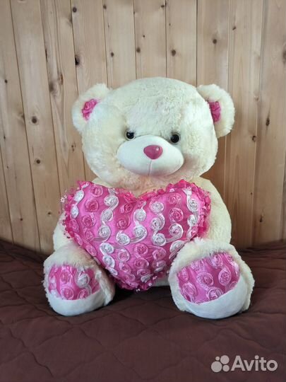 Большой плюшевый медведь