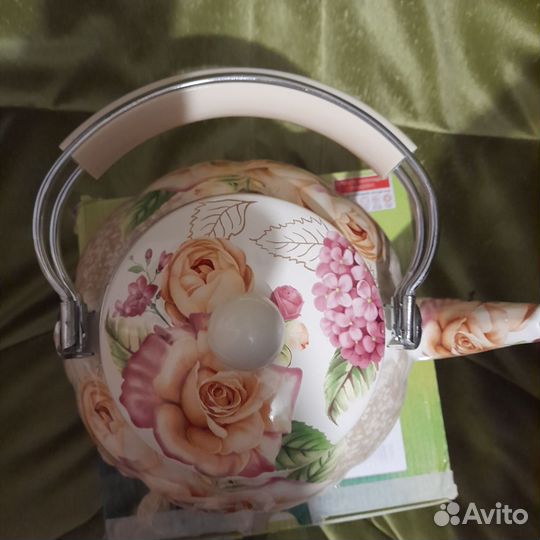 Красивый новый эмалрованный чайник 2.5л в упаковке