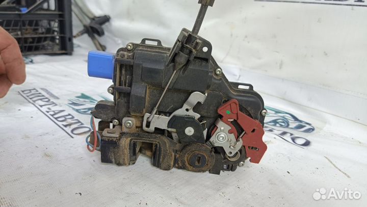 Замок двери задней правой Skoda Roomster I (2006—2010)