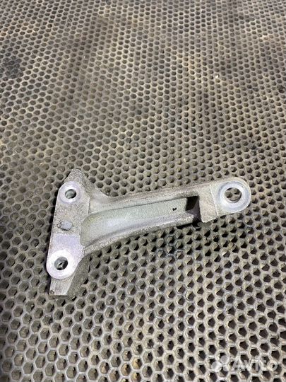 Кронштейн генератора Jeep Liberty KJ Либерти