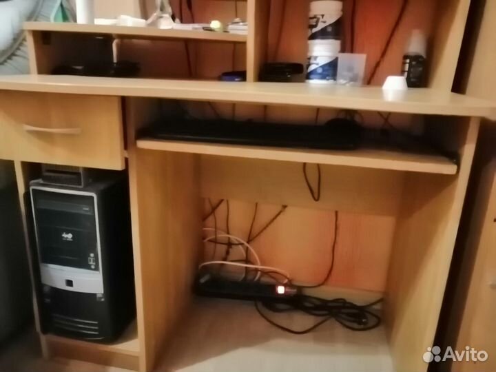 Компьютерный стол и шкаф стелаж