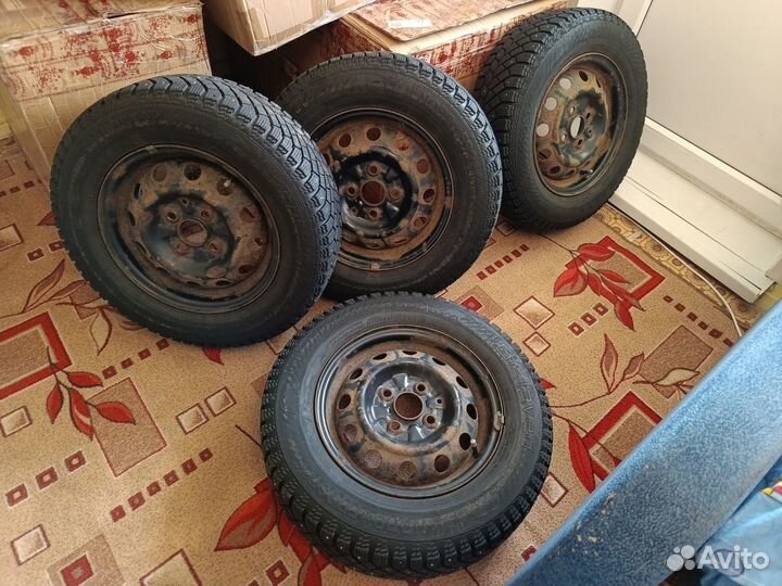 Колеса на hyundai accent R13 на зиме с колпаками