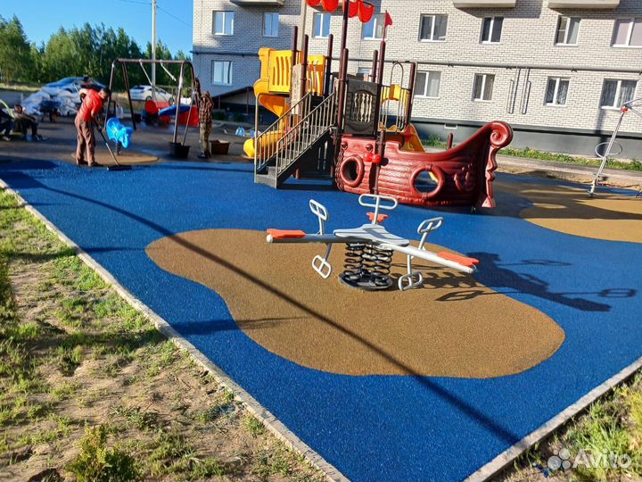 Укладка резинового покрытия для детских площадок