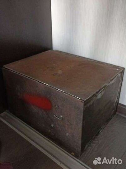 Сейф металлиский